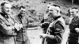 Richard Baer (último comandante de Auschwitz), Josef Mengele (el Ángel de la muerte) y Rudolf Höss (anterior director del campo), de izquierda a derecha, en julio de 1944.