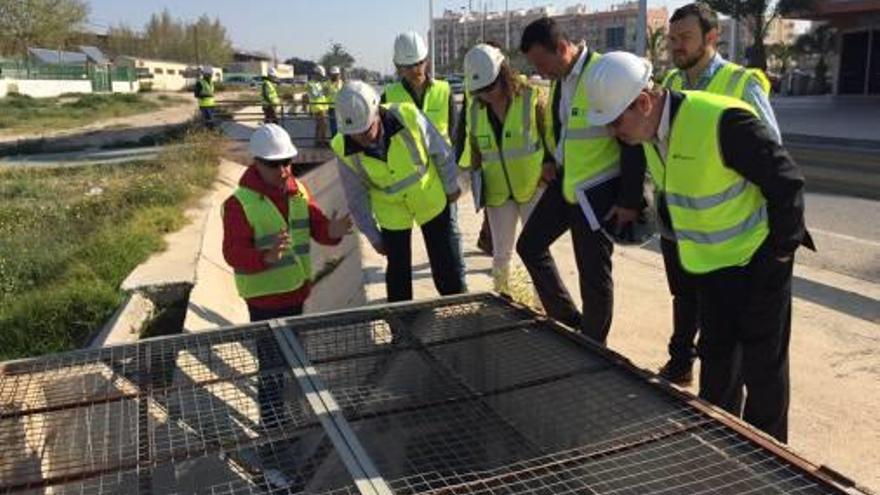 La delegación municipal, ayer a pie de obra, en Carrús.