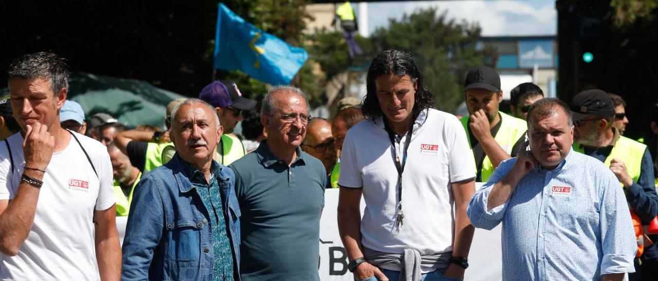 Los líderes sindicales José Luis Fernández Roces, Pepe Álvarez, Abilio Álvaro, Javier Leiras y José Luis Alperi, ayer, en la puerta de Saint-Gobain. | Mara Villamuza