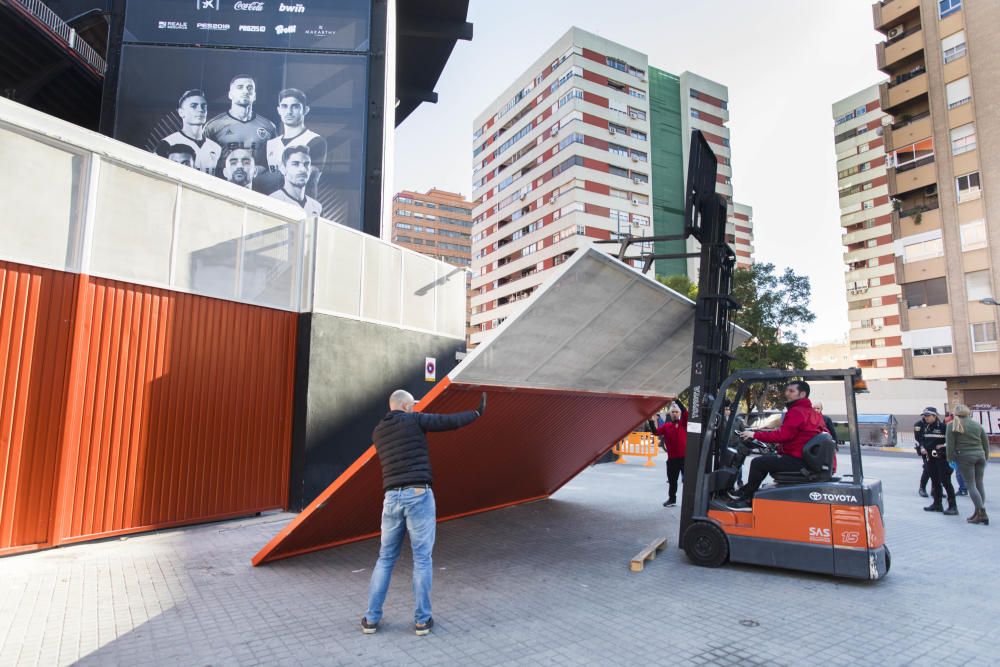 Cae una valla de Mestalla y hiere a un mujer