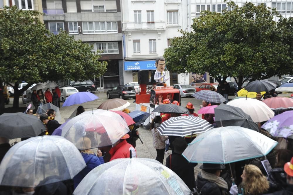 Trabajadores de Justicia, en huelga indefinida, se manifiestan disfrazados a las puertas del Tribunal Superior de Xustiza de Galicia.