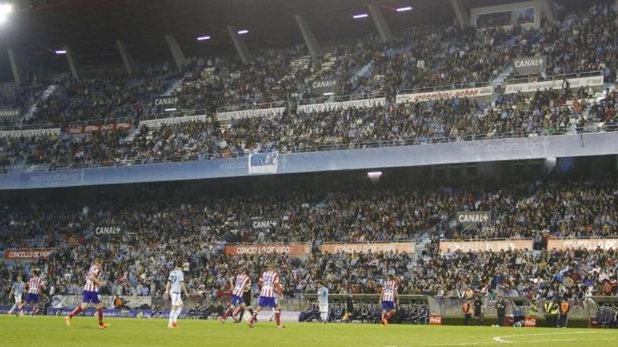 Un grupo de aficionados, animando a su equipo.  // José Lores