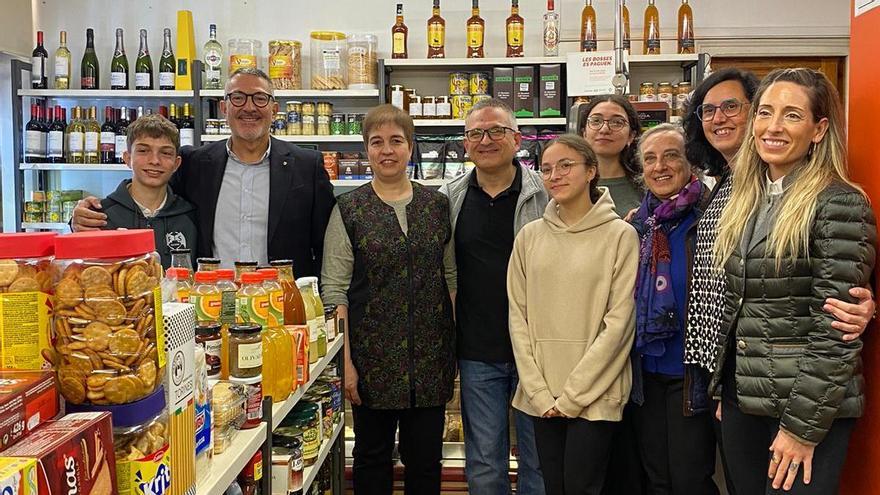 El conseller Sàmper a la botiga centenària Ca la Carme Gras de Solsona