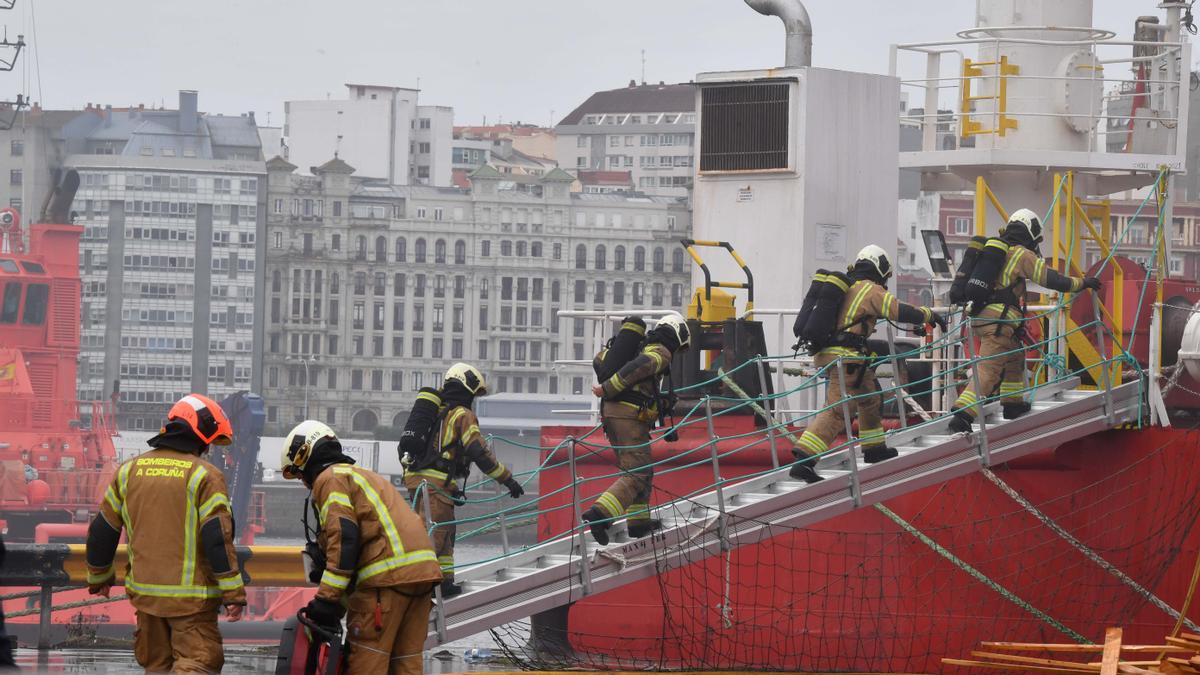 Incendio en un barco en el Puerto de A Coruña