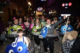 Galería: El desfile de collas llena de color y fantasía el centro de Castelló
