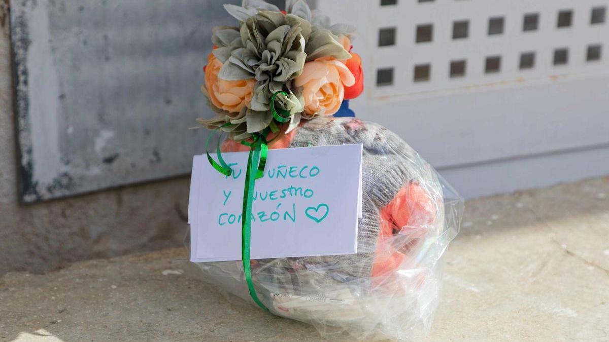 Un peluche con flores a las puertas del CEIP Lluís Vives de Xilxes.