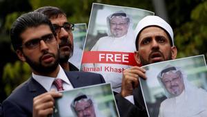 Activistas de derechos humanos y amigos del periodista desaparecido Jamal Jashoggi protestan frente al consulado de Arabia Saudí en Estambul.