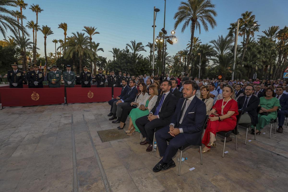 Asistentes al acto, con el equipo de gobierno y mandos de los Cuerpos y Fuerzas de Seguridad