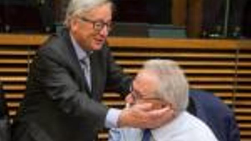 Juncker saluda el comissari europeu de Cooperació Internacional i Desenvolupament, Neven Mimica.
