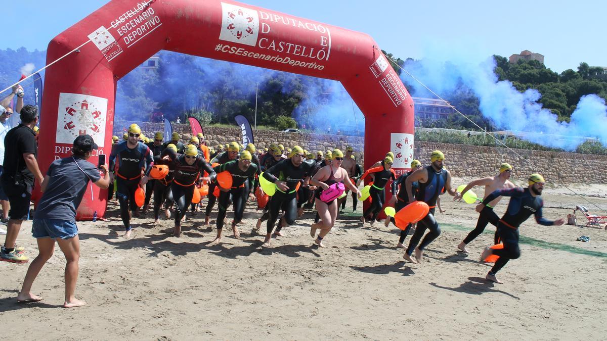 Los nadadores del Oceanman Costa Azahar durante el inicio de la competición en las playas de Benicàssim.