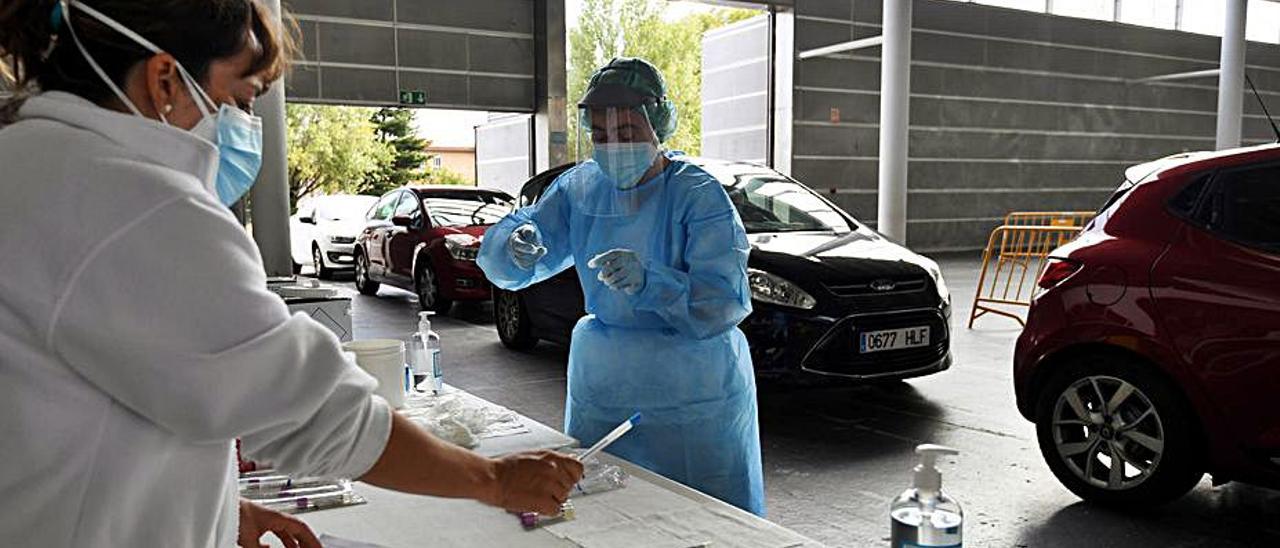 Sanitarios, realizando PCRs en el Covid auto de Pontevedra.   | // G.S.