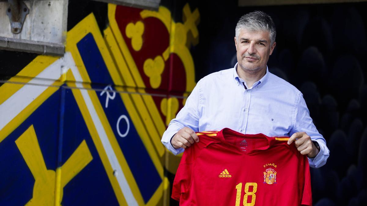 César, ayer, en el Carlos Tartiere, con la camiseta de España que vistió como futbolista.