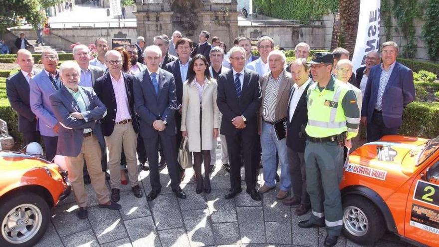 Asistentes a la presentación del rallye, ayer, en los jardines de As Burgas. // Iñaki Osorio