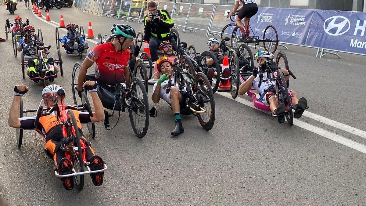 Ciclistas de la modalidad de handbikes, en la salida en Xàtiva.