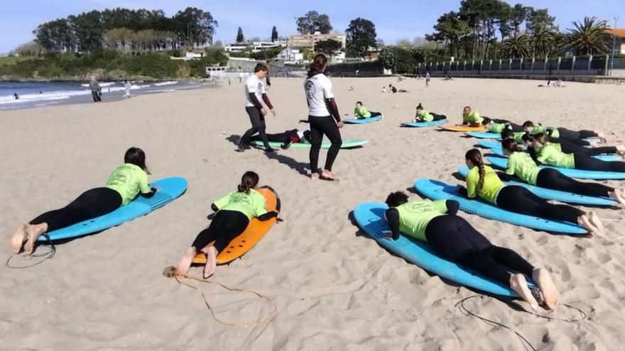 Jóvenes cullerdeses se inician en el surf en la playa de Bastiagueiro | LA OPINIÓN