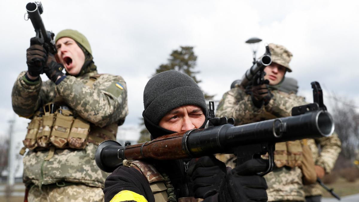 Nuevos miembros de las Fuerzas de Defensa Territorial entrenan para operar el lanzador antitanque RPG-7 durante los ejercicios militares en medio de la invasión rusa de Ucrania, en Kiev, Ucrania, el 9 de marzo de 2022