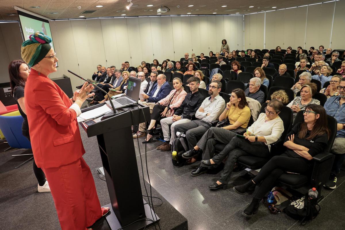 Acto de entrega de las ayudas de la Asociación Española Contra el Cáncer a investigadores de la provincia celebrado en Elche