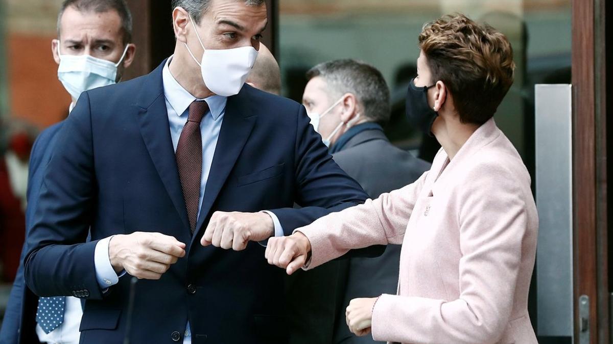 Pedro Sánchez y la presidenta de Navarra, la socialista María Chivite, se despiden en la plaza de Baluarte de Pamplona, este 13 de noviembre.