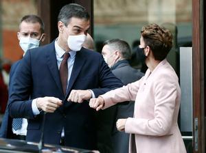 GRAFCAV828. PAMPLONA, 13/11/2020.- El presidente del Gobierno, Pedro Sánchez, y la presidenta del Gobierno de Navarra María Chivite, se despiden en la Plaza de Baluarte donde Pedro Sánchez ha presentado España Puede, el Plan de Recuperación, Transformación y Resiliencia de la Economía Española, que guiará la ejecución de 72.000 millones de euros de fondos europeos hasta el año 2023. EFE/ Jesús Diges