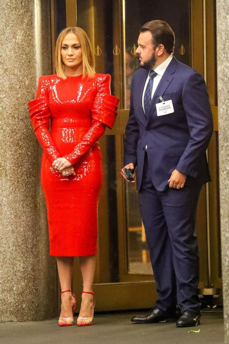 Jennifer López con vestido rojo de lentejuelas en el rodaje de la película 'Marry me'