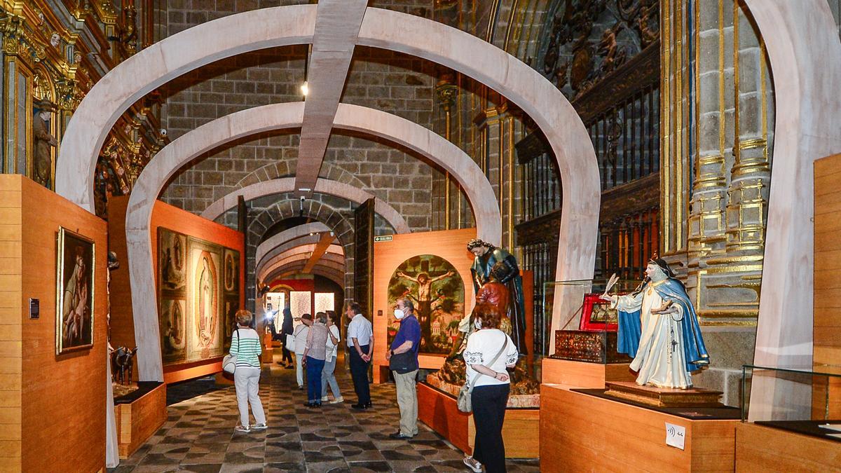 Turistas visitando Las Edades del Hombre en Plasencia.