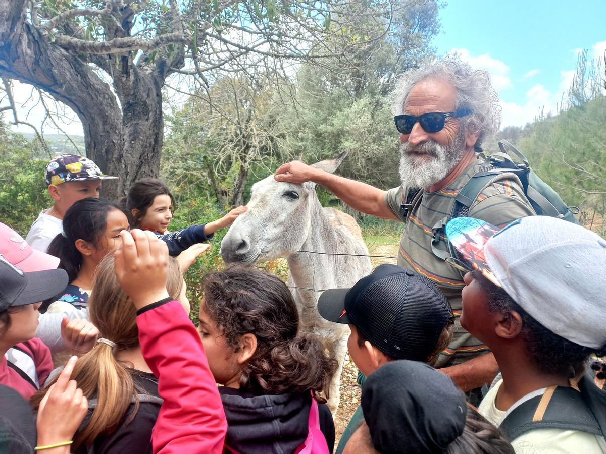 Bernat Fiol, durante una actividad ambiental de Gadma dirigida a escolares.