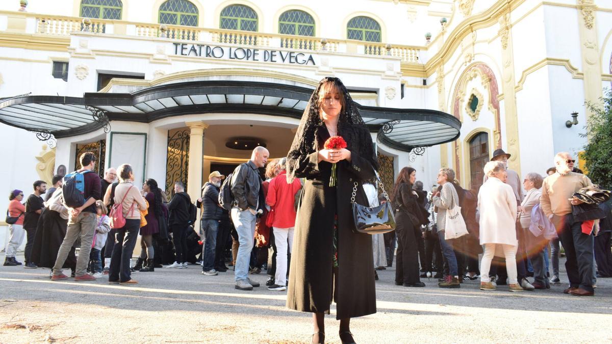 El sector de las artes escénicas protesta por el cierre del Lope de Vega en el Día Internacional del Teatro