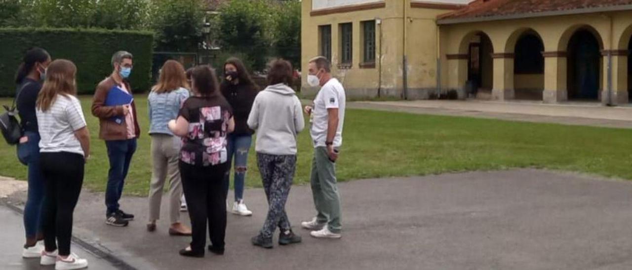 Varios alumnos, ante el Instituto Rey Pelayo de Cangas de Onís. | M. V. A.