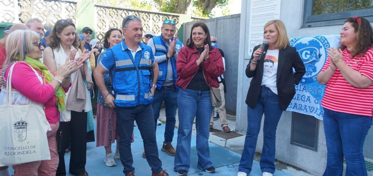 La alcaldesa redondelana y la edil de Cultura con directivos de la asociación gallega de caravanistas. | FDV