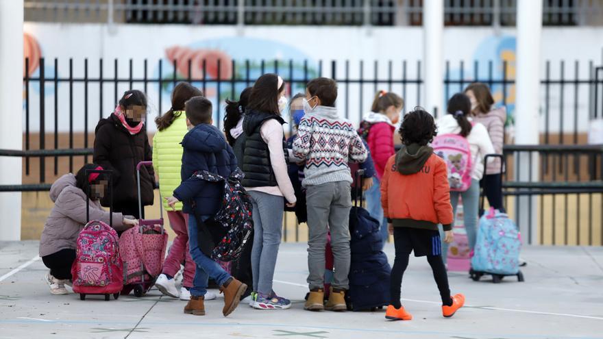 Un millón de familias andaluzas reciben una ayuda media de 860 euros para comedor, extraescolares o becas
