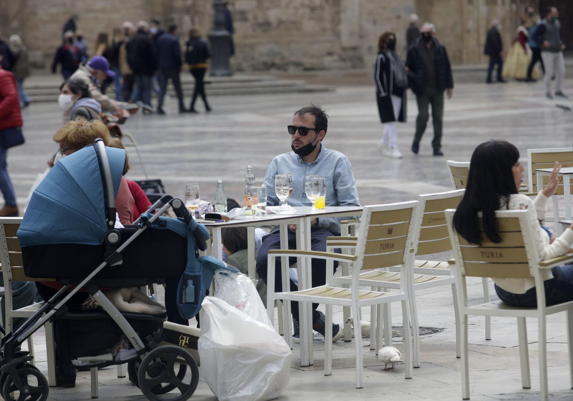 El sol y las buenas temperaturas abarrotan València