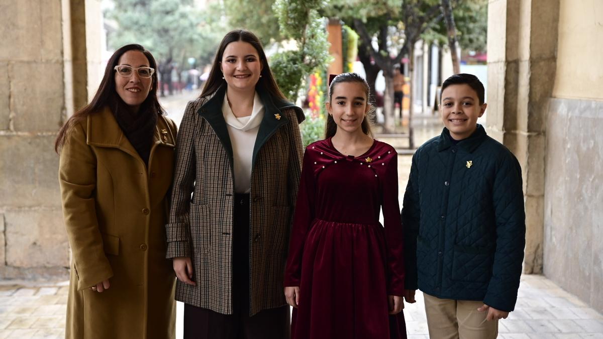 Pilar Gijón, Belén Mateu, Luna Pacheco i Pablo Gil, a la plaça Major.