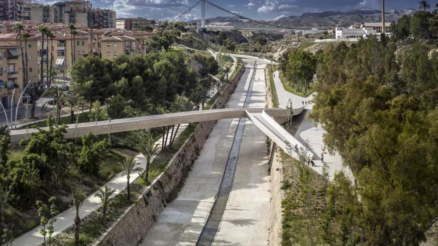 Imagen aérea de Carrús y la ladera, donde se construirá un paseo con una pasarela que conectará con el valle trenzado. | EFE