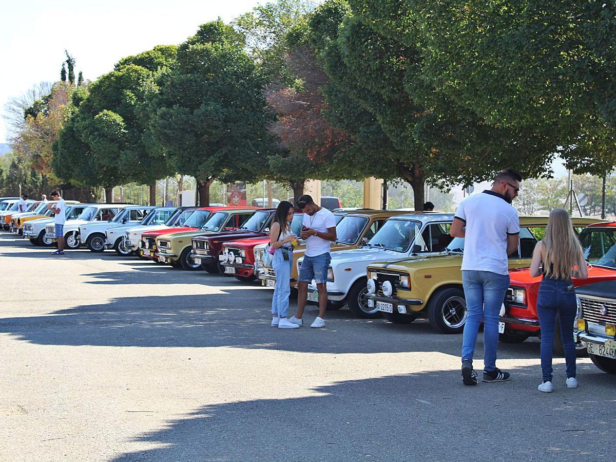 Un centenar de coches clásicos se dan cita en  Bobadilla Estación