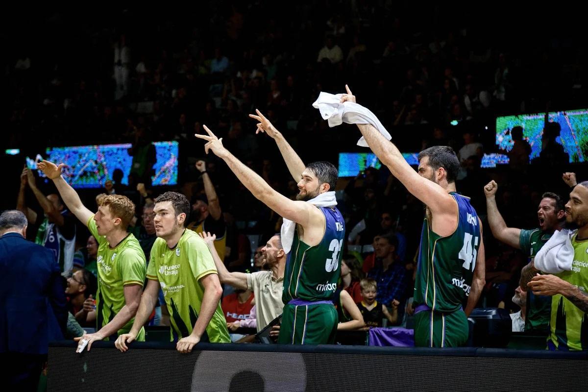 El banquillo cajista en el duelo por el tercer puesto de la BCL ante La Laguna Tenerife.