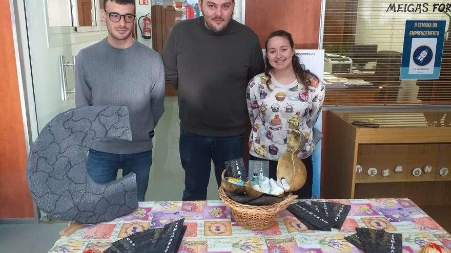 Alumnos creadores de un kit de primeros auxilios específico para peregrinos. // IES Montecelo