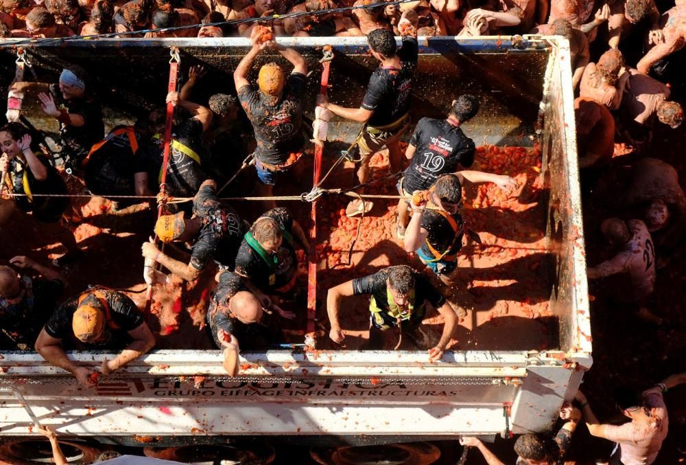 Unes 20.000 persones participen a la Tomatina de Bunyol