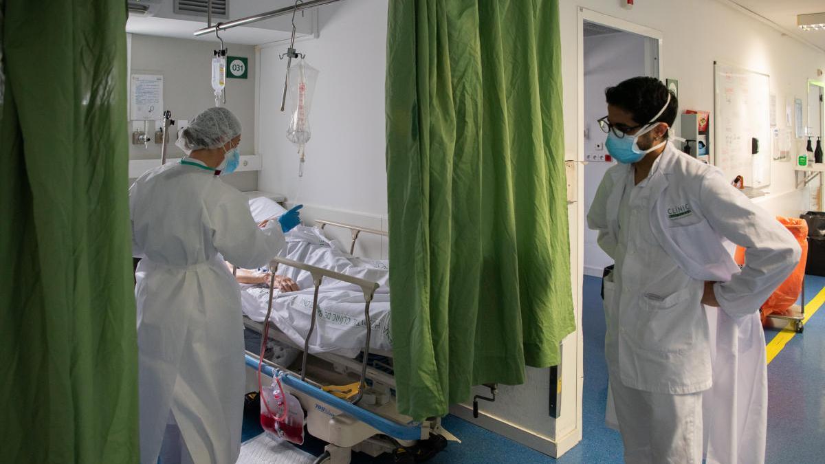 Professionals sanitaris atenen malalts de coronavirus a l&#039;Hospital Clínic.
