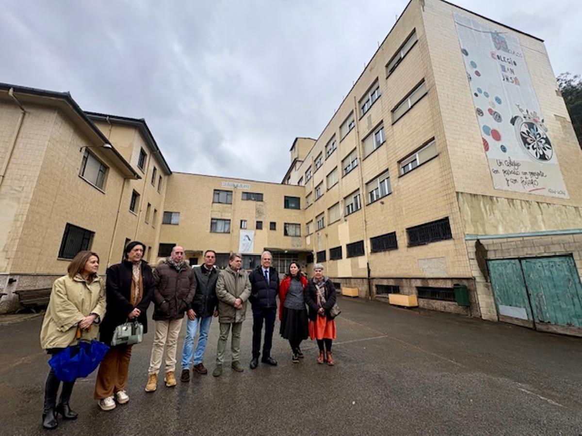 Los participantes en la reunión de la Comisión de Inclusión Social y Migraciones de la FEMP, ante el colegio San José de Sotrondio