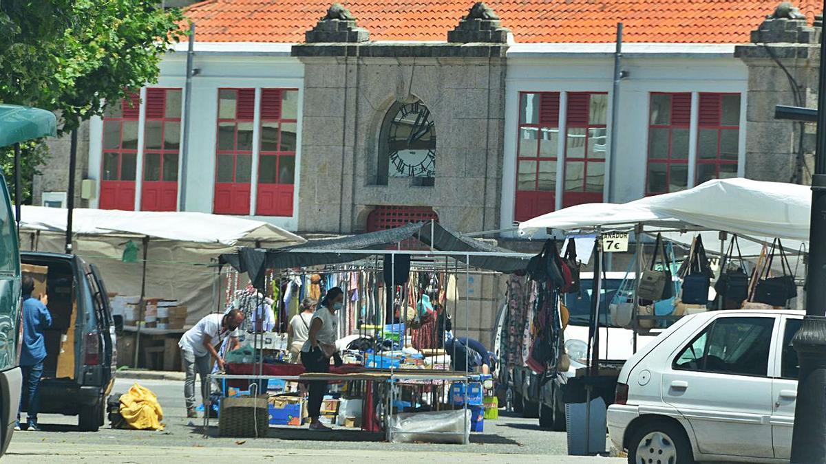 Ayer se celebró el mercadillo de Cangas, que el viernes ya no tendrá restricciones de vendedores.   | G.N.