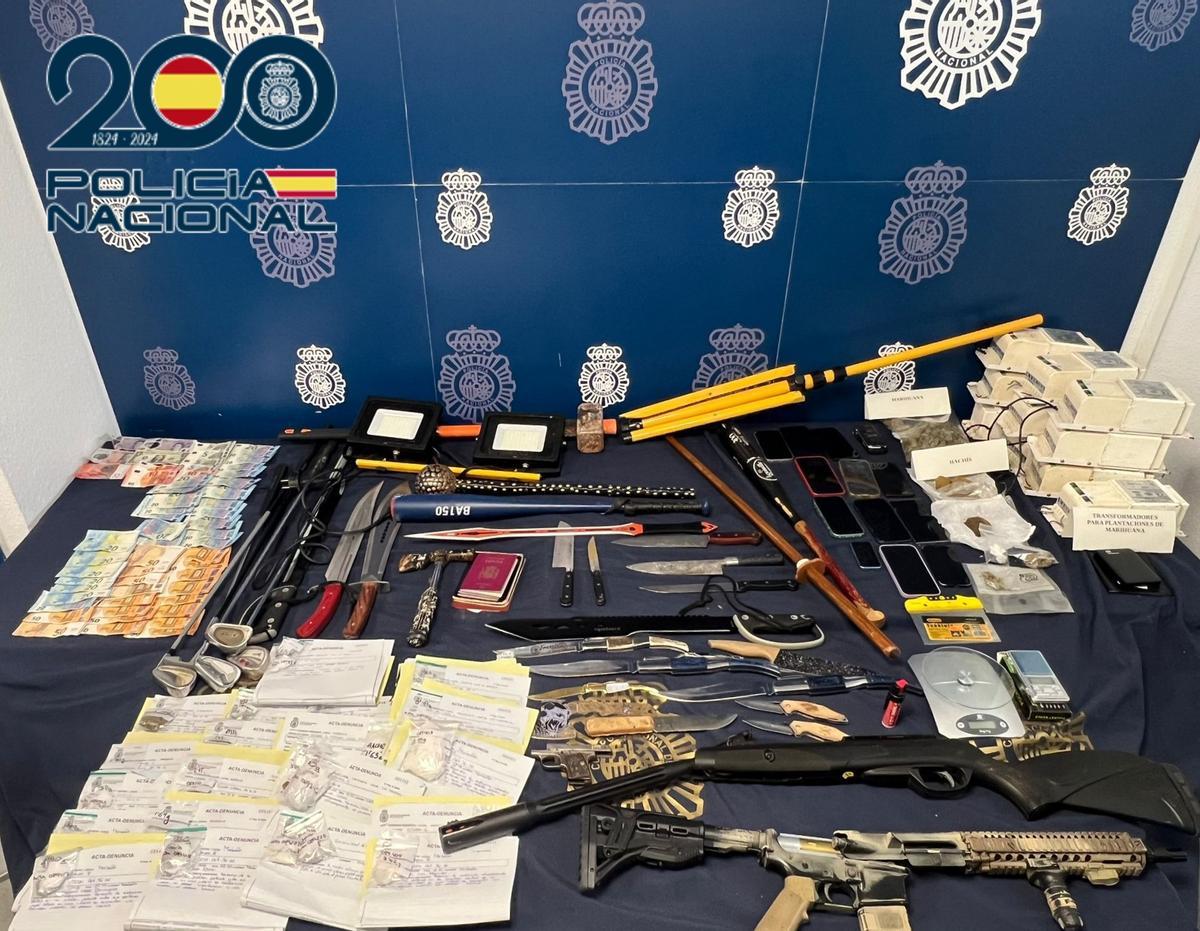 Algunas de las armas intervenidas en la operación.
