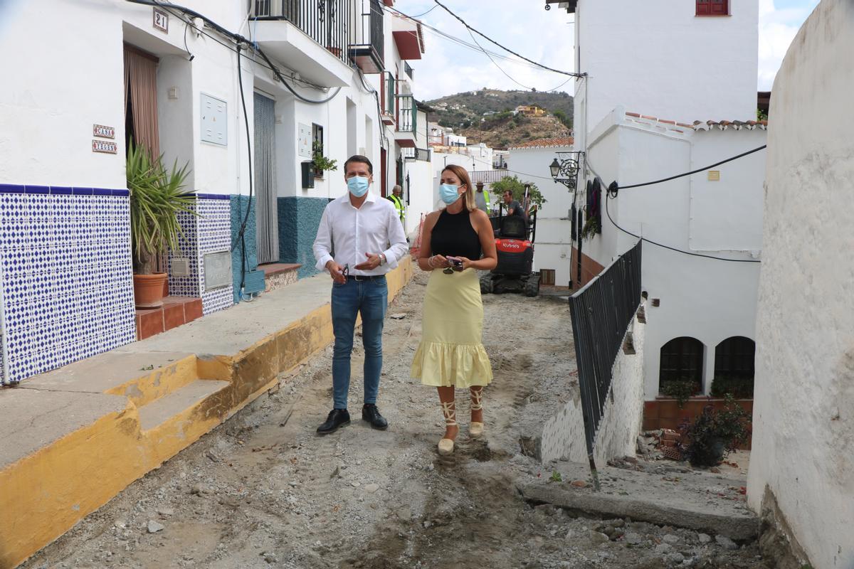 Óscar Medina y Paula Moreno recorren la calle Cebadillas Bajas.