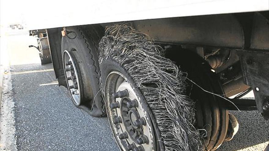 Un sabotaje pincha las ruedas de unos 30 camiones en la AP-7