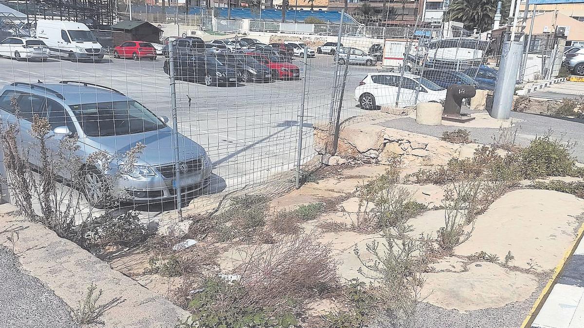 Rampa histórica del muelle del Turbio que da ahora al aparcamiento privado construido sobre la lámina de agua de dominio público de una marina deportiva