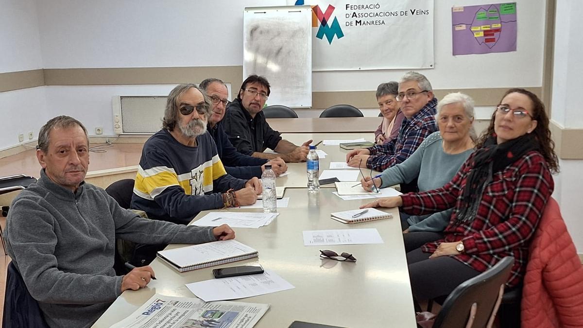 Imatge de la reunió de la junta gestora de la federació de barris de Manresa