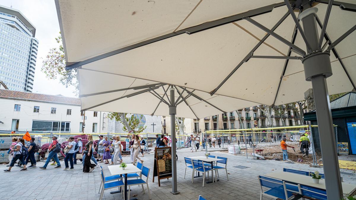 Así son las nuevas mesas, sillas y sombrillas de las terrazas de la Rambla