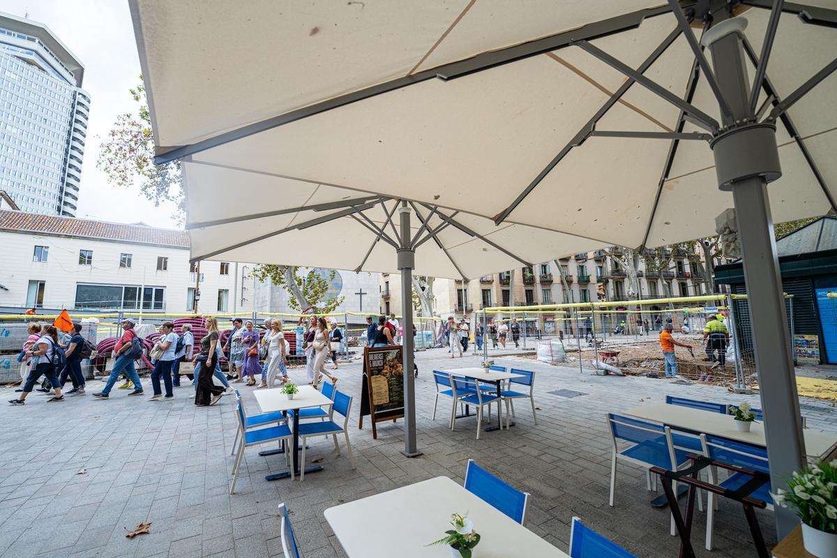 Así son las nuevas mesas, sillas y sombrillas de las terrazas de la Rambla