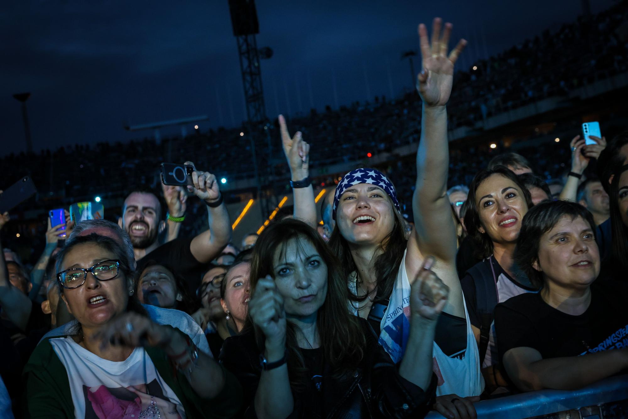 Fans de Bruce Springteen segueixen el concert del 'Boss' durant el concert a l'Estadi Olímpic de Montjuic, a Barcelona