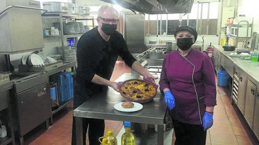 Alberto e Isabel, de Casa el Chesús, con una cazuela de «rossejat». | L.SENA