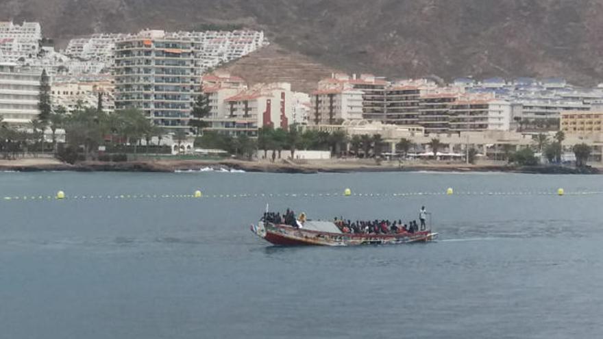 Una patera llega este jueves a Los Cristianos.